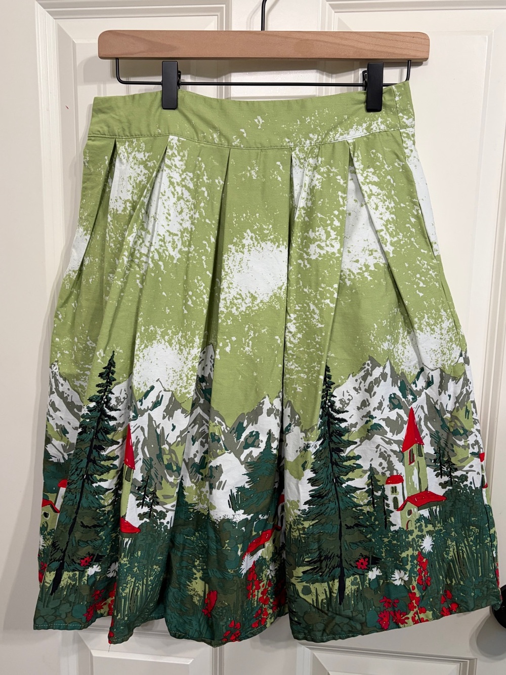 Like new size M vintage Oktoberfest scenic green white and red pleated skirt!